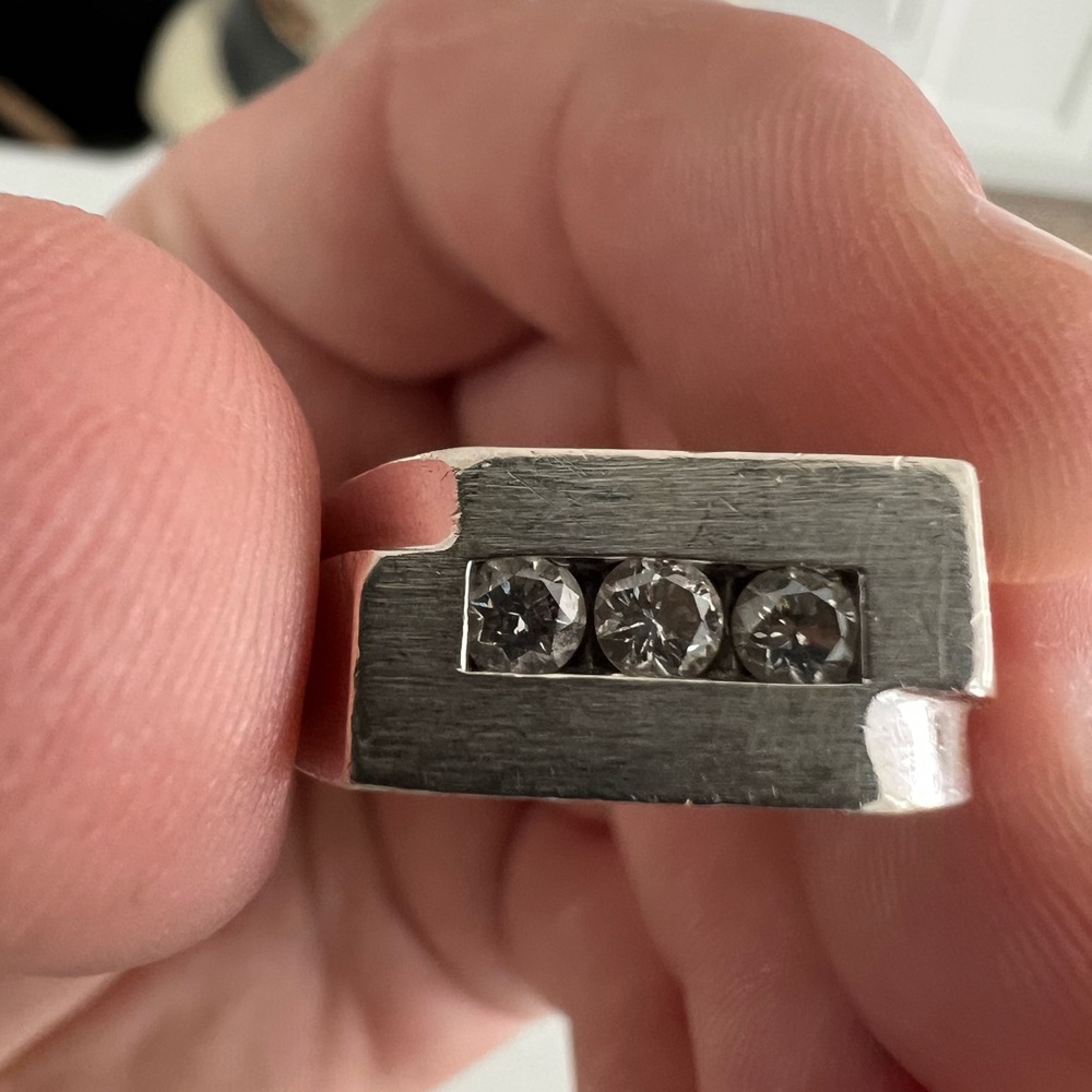 Men’s ring 3 diamond and 14kt white gold. You can have it resized easily